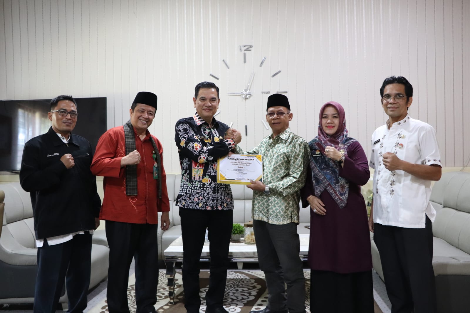 Penghargaan Terbaik I dari Disdukcapil Provinsi Sumbar